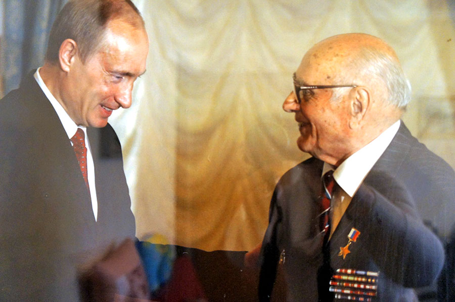 Ветеран ВОВ Алексей Ботян и Владимир Путин - президент России