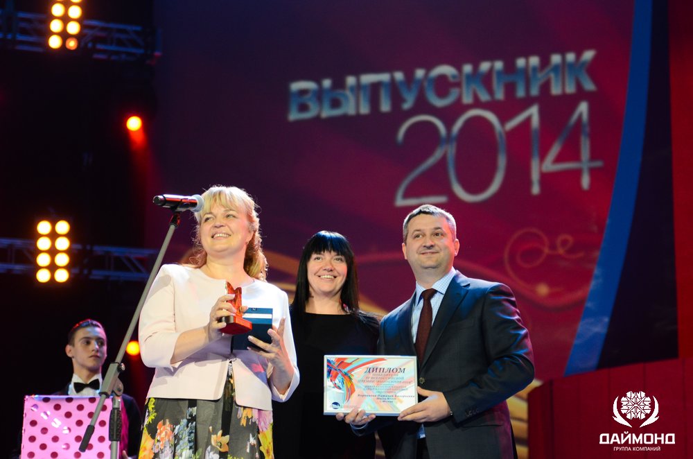 Andrew Mishurov (Holding "Diamond") and Alla Duhova presents awards at the "Graduate - 2014 Day" in the Kremlin